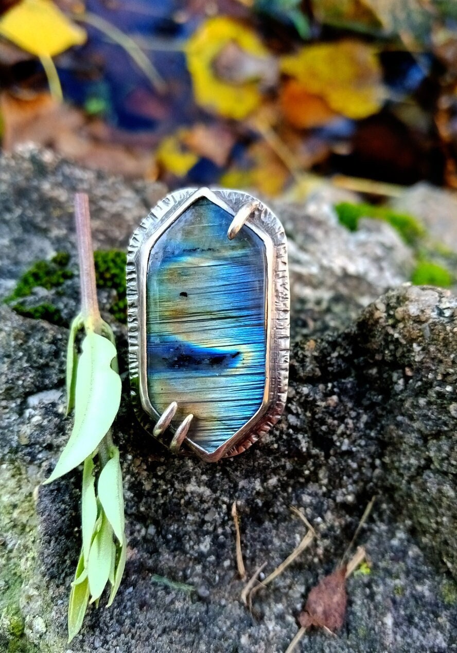 Statement Hexagonal Ring with Flashy Labradorite - Band size 55//15// 01/2