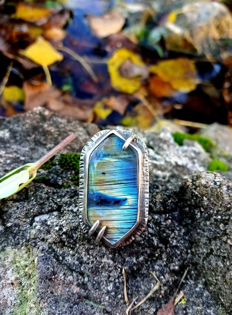 Statement Hexagonal Ring with Flashy Labradorite - Band size 55//15// 01/2