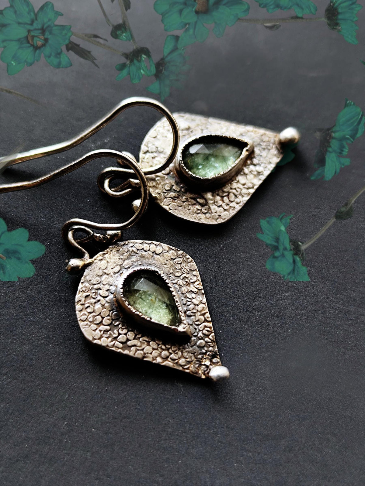 Rustic green Kyanite Hoop Earrings, Triangular Earrings Silver, Kyanite Textured Dangles, Geometrical Oxidized Sterling Earrings, Modern 925